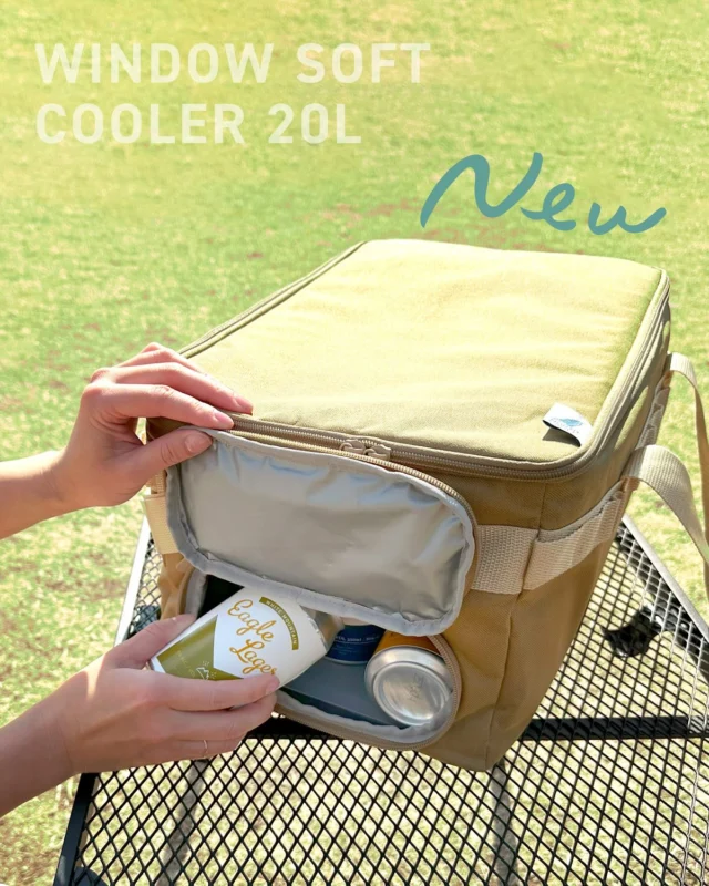 .

2025年新商品🦅✨

小さい窓を開けてみよう！
『 窓付きソフトクーラー20L 』

パッと見は、一般的なソフトクーラーバッグ
でもよく見ると、小さな窓が付いてる・・・？👀

この小窓を開けて物を取り出せば
逃げる冷気を最小限に抑えることができて
保冷力をキープすることができるのです🧊

他にも、保冷剤が入るふた裏ポケットや
シェラカップをかけられるフックなど、嬉しい機能付き！

別売「フレーバータンク4.2L」を組み合わせて、
ドリンクサーバー風のアレンジもおすすめ！
スポーツなど野外活動の水分補給に便利です🏃‍♂️💧⛹️‍♂️💧

ーーーーーーーーーーーーーーーーーーーーー

2025年新商品 
NE50001 窓付きソフトクーラー20L ￥3,850（税込）

●小窓から飲み物や小さい食材が取り出せる
●冷気を逃がさず保冷効果キープ
●500mlペットボトルが最大15本入る

ーーーーーーーーーーーーーーーーーーーーー

#northeagle #ノースイーグル #キャンプ #キャンプ飯 #キャンプギア #アウトドア #アウトドア好き #アウトドア好きな人と繋がりたい #ノースイーグルテント #テント #焚火 #焚火台 #焚火が好き #焚き火 #コスパ #コスパアウトドアギア #ファミリーキャンプ #ソロキャン #ソロキャンプ #グランピング　#デイキャンプ #北海道 #北海道企業 #北海道が好き #アウトドア用品 #ソフトクーラーバッグ #ピクニック #クーラーボックス