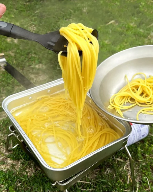 .

パスタをしっかりキャッチするお役立ちツール
『ポケット麵サーバー』をご紹介🦅

麺類はもちろん、おでんや煮物など
汁物の具をよそうときにも便利なこのアイテム

折りたたみ式で、使いたいときだけ
さっと取り出して盛り付けすれば
こなれ感があってかっこいい・・・⁈😎

その他にも、ポケットシリーズ好評発売中！

ーーーーーーーーーーーーーーーーーーーーー

商品情報
NE60011 ポケット麺サーバー ￥980（税込）  

●ぴたっとたためるポケットサイズ
●沸騰した鍋でも使える耐熱素材
●パスタや麺料理に便利

ーーーーーーーーーーーーーーーーーーーーー

#northeagle #ノースイーグル #キャンプ #キャンプ飯 #キャンプギア #アウトドア #アウトドア好き #アウトドア好きな人と繋がりたい #ノースイーグルテント #テント #焚火 #焚火台 #焚火が好き #焚き火 #コスパ #コスパアウトドアギア #ファミリーキャンプ #ソロキャン #ソロキャンプ #グランピング　#デイキャンプ #北海道 #北海道企業 #北海道が好き #アウトドア用品 #キャンプ飯 #アウトドアクッキング #パスタ