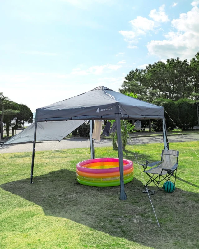 .

だんだん気温が上がって、
日差しが強くなってきましたね☀️

夏に向けておすすめなアイテムが
『フラップオンキャノピー250 GY』

公園や庭先でお子さまのプール遊びのとき
日よけとして使うのにぴったり！🏖️

またキャンプはもちろん、
イベント出展のブースでも活躍してくれます！

強い日差しをカットしてくれて
暑さ対策はもちろん、風抜けも抜群👍✨

ーーーーーーーーーーーーーーーーーーーーー

商品情報
NE10017 フラップオンキャノピー250 GY ￥24,200（税込）

●晴雨兼用でBBQや野外イベントなどにおすすめ
●高さのあるゆったり空間で広々使える
●ワンタッチ式フレームで簡単設営、簡単撤去
●UVカット素材を採用し、紫外線を約90％カット

ーーーーーーーーーーーーーーーーーーーーー

#northeagle #ノースイーグル #キャンプ #キャンプ飯 #キャンプギア #アウトドア #アウトドア好き #アウトドア好きな人と繋がりたい #ノースイーグルテント #テント #焚火 #焚火台 #焚火が好き #焚き火 #コスパ #コスパアウトドアギア #ファミリーキャンプ #ソロキャン #ソロキャンプ #グランピング　#デイキャンプ #北海道 #北海道企業 #北海道が好き #アウトドア用品 #雨よけ #日よけ #キャノピー