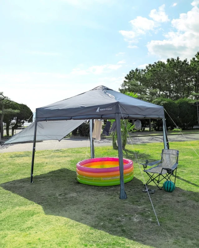.

あっという間に8月
夏休みシーズン真っ只中ですね🌻🍉

BBQや子どものプールなど、
夏の外遊びの日よけにおすすめなのが
『フラップオンキャノピー250 GY』

4面フラップ付きで、太陽の動きに合わせて開閉すれば
強い日差しを360°カット！☀️✂️

キャノピーポールを使って拡張すればさらにゆったり

フルクローズもできるので、突然の雨も安心です🦅✨

ーーーーーーーーーーーーーーーーーーーーー

商品情報
NE10017 フラップオンキャノピー250 GY ￥24,200（税込）

●晴雨兼用でBBQや野外イベントなどにおすすめ
●高さのあるゆったり空間で広々使える
●ワンタッチ式フレームで簡単設営、簡単撤去
●UVカット素材を採用し、紫外線を約90％カット

ーーーーーーーーーーーーーーーーーーーーー

#northeagle #ノースイーグル #キャンプ #キャンプ飯 #キャンプギア #アウトドア #アウトドア好き #アウトドア好きな人と繋がりたい #ノースイーグルテント #テント #焚火 #焚火台 #焚火が好き #焚き火 #コスパ #コスパアウトドアギア #ファミリーキャンプ #ソロキャン #ソロキャンプ #グランピング　#デイキャンプ #北海道 #北海道企業 #北海道が好き #アウトドア用品 #雨よけ #日よけ #夏レジャー