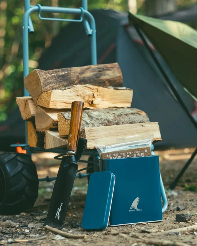 .

BBQにはブンタキカンが便利！🍖🔥

キャンパーおなじみ着火剤「文化たきつけ」がフィット

インナーバッグ付きでにおい漏れを防ぎ、
次に使う時まで快適に保管できます

少しゆとりのあるサイズ感で、
ライターなどの小物も一緒に収納OK🙆

ソフトタイプの『ブンタキバッグ』もあります！
好みに合わせて選んでくださいね🦅✨

文化たきつけ工場の秘密に迫る特集記事もぜひご覧ください
　▼▼▼
https://www.northeagle.co.jp/topics/buntaki