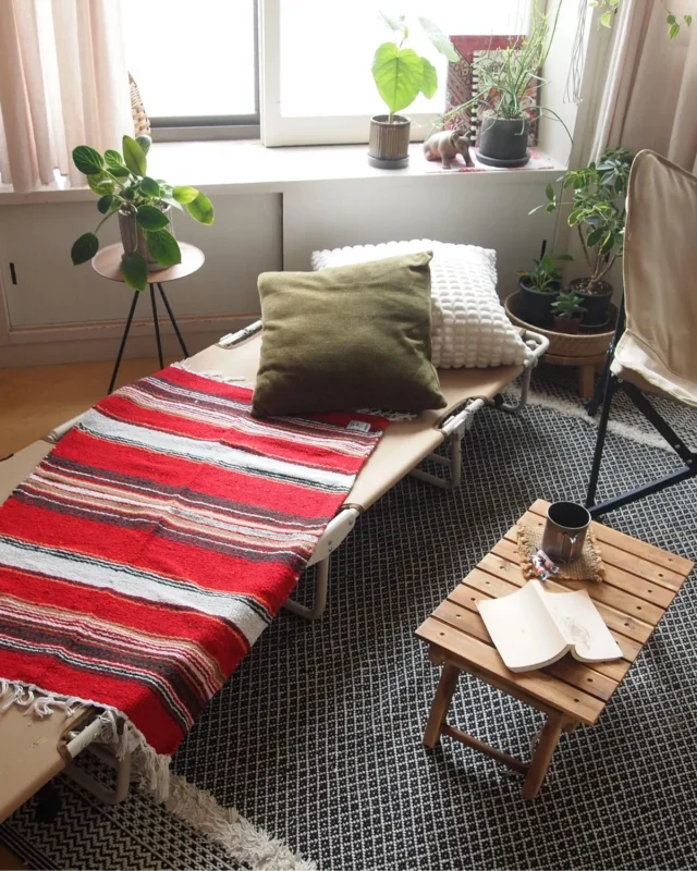 .

寒い季節はおうちでぬくぬく♨️

3ステップで設営簡単！
『ラクラクコット』はおうち使いもおすすめ！

ロータイプで圧迫感がなく、
ウッド調のインテリアに調和するカラーリングで
ナチュラルな空間を演出🪴

とにかく組み立てが楽ちんなので
来客時だけ設置することもできて、
掃除のときにすぐたためてしまえる🦅✨

同系色の『アーバンコットンチェア』との
相性もばっちり！👍

ーーーーーーーーーーーーーーーーーーーーー

商品情報
NE20014 ラクラクコット ￥8,800（税込）

●生地とフレームが一体だから、かんたん設置＆収納
●テントで使いやすいロータイプコット
●家具と調和するデザインで来客用としても便利
ーーーーーーーーーーーーーーーーーーーーー

#northeagle #ノースイーグル #キャンプ #キャンプ飯 #キャンプギア #アウトドア #アウトドア好き #アウトドア好きな人と繋がりたい #ノースイーグルテント #テント #焚火 #焚火台 #焚火が好き #焚き火 #コスパ #コスパアウトドアギア #ファミリーキャンプ #ソロキャン #ソロキャンプ #グランピング　#デイキャンプ #北海道 #北海道企業 #北海道が好き #アウトドア用品 #キャンプ用品 #アウトドア用品 #キャンプギア #コット #コットのある暮らし #おうち時間 #家キャンプ