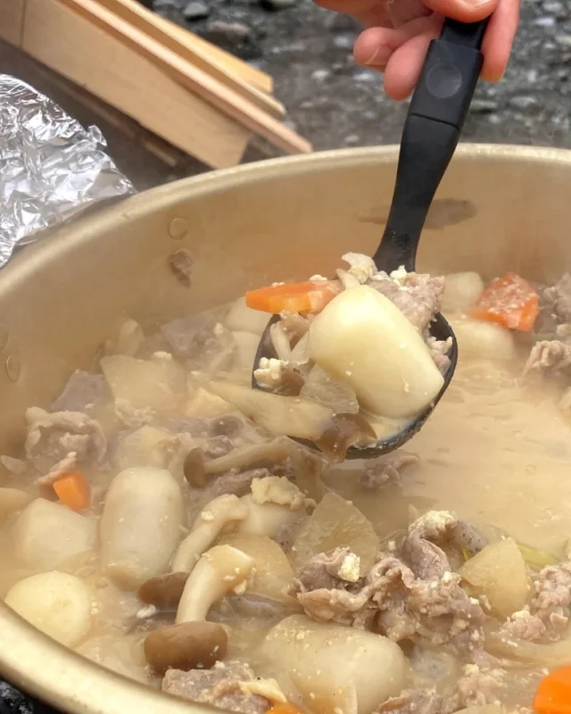 .

秋の風物詩、芋煮会を知ってますか？

里芋が主役の鍋料理を作ってワイワイと楽しむ、
主に東北地方で盛んな季節行事です🍲🍲🍲

寒い季節に外で食べる、
ほくほくの芋煮は最高～！🥳

折りたたみのレードルがあれば、
準備も片付けもスッキリ！
バッグの隅に入れておけるコンパクトサイズなのに、
しっかりすくえる頼れる相棒🦅✨

同じシリーズのトングも活躍！👍

#northeagle #ノースイーグル #キャンプ #キャンプギア #キャンプ飯 #アウトドア #アウトドア好き #アウトドア好きな人と繋がりたい #ノースイーグルテント #テント #焚火 #焚火台 #焚火好き #コスパアウトドアギア #ファミリーキャンプ #ソロキャン #ソロキャンプ #グランピング #デイキャンプ #北海道 #北海道企業 #北海道が好き #アウトドア用品 #キャンプ道具 #芋煮会 #芋煮