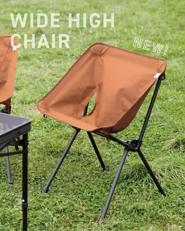 . 

２０２６ N E W！ 

座ったり立ったりがぐっと楽になる！
 【 ゆったりハイチェア 】 

ローチェアは腰に負担がかかって腰痛持ちにはこたえる、、 
そんな声から生まれたハイチェアが新登場！🦅✨ 

腰と膝の曲げ伸ばしが少なく、動作がスムーズ！ 

食事や調理をする時🍳や、子どもを抱っこしながら座るシーンにもぴったりです👦 

コンパクトに収納できる組み立て式 

カラーは札幌の景観色70色より【蝦夷鹿】を採用🦌
差し色になりつつ、シックな印象のブラウンです 

ーーーーーーーーーーーーーーーーーーーーー 

2026年新商品 ＜2月下旬発売予定＞ 
NE20034 ゆったりハイチェア
￥5,500（税込）
●立ったり座ったりが楽にできるハイポジションチェア
●組み立て簡単、コンパクト収納
●ワイド座面でゆったり安定感のある座り心地 

ーーーーーーーーーーーーーーーーーーーーー 

#northeagle #ノースイーグル #キャンプ #キャンプ飯 #キャンプギア #アウトドア #アウトドア好き #アウトドア好きな人と繋がりたい #ノースイーグルテント #テント #焚火 #焚火台 #焚火が好き #焚き火 #コスパ #コスパアウトドアギア #ファミリーキャンプ #ソロキャン #ソロキャンプ #グランピング　#デイキャンプ #北海道 #北海道企業 #北海道が好き #アウトドア用品 #キャンプ道具 #キャンプ用品 #アウトドア用品 #キャンプギア#ハイチェア