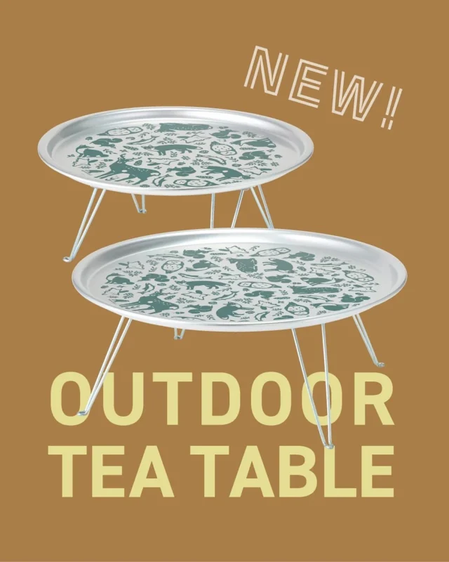 ２０２６ N E W！

外でも中でも使えるミニちゃぶ台
【 アウトドアちゃぶ台 】

軽くて使いやすい、
レトロな雰囲気の丸テーブルができました🦅

天板には北海道のどうぶつたちが
ぬくもりある切り絵タッチで描かれています
🦊🌿🦉☘️🦌🍃🐿️

シーンに合わせて選べる2サイズをご用意！

これ実は、NORTH EAGLEの
サンブロックシェード収納ケースにぴったりなのです！
ちゃぶ台Ｍは150cm、ちゃぶ台Ｌは200cmに
それぞれおさまり、一緒に持ち歩けます🚶✨

おうちでのちょい使いやサイドテーブルにも👍
場所を選ばず、気軽に使えます

ーーーーーーーーーーーーーーーーーーーーー

2026年新商品 　＜2月下旬発売予定＞
NE20026 アウトドアちゃぶ台M ￥3,300（税込）
NE20027 アウトドアちゃぶ台L ￥4,400（税込）

●あたたかみのあるレトロな北海道のどうぶつ柄
●脚をたたんでトレイとしても使える
●軽量で丈夫なアルミ製

ーーーーーーーーーーーーーーーーーーーーー

#northeagle #ノースイーグル #キャンプ #キャンプ飯 #キャンプギア #アウトドア #アウトドア好き #アウトドア好きな人と繋がりたい #ノースイーグルテント #テント #焚火 #焚火台 #焚火が好き #焚き火 #コスパ #コスパアウトドアギア #ファミリーキャンプ #ソロキャン #ソロキャンプ #グランピング　#デイキャンプ #北海道 #北海道企業 #北海道が好き #アウトドア用品 #キャンプ道具 #キャンプ用品 #エゾどうぶつ #ちゃぶ台#レトロインテリア