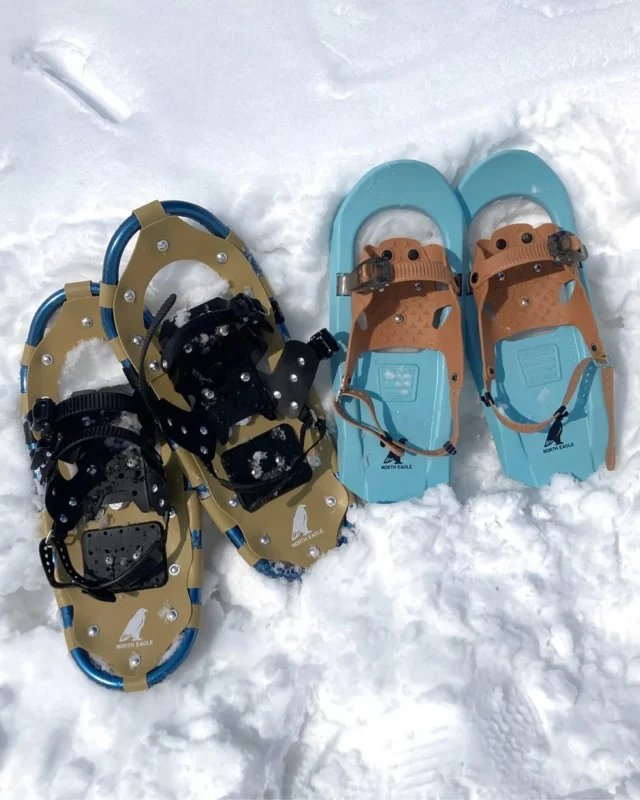 .

札幌の街を一望できる藻岩山の山頂で、
スノーシューを履いて雪遊び！⛄️✨

ふかふかの新雪でも沈みにくく、
安定感のあるフレームでしっかり踏み込める

今回は、気軽に使えるショートサイズの『スノーウォーカー』と軽くて丈夫な『アルミスノーシュー51 BB』を着用🥾

どちらもラチェット式バインディングで脱着も簡単

シーズンラストの雪、まだ間に合います！
最後まで冬を遊び尽くそう！🦅❄️

#northeagle #ノースイーグル #キャンプ #キャンプ飯 #キャンプギア #アウトドア #アウトドア好き #アウトドア好きな人と繋がりたい #ノースイーグルテント #テント #焚火 #焚火台 #焚火が好き #焚き火 #コスパ #コスパアウトドアギア #ファミリーキャンプ #ソロキャン #ソロキャンプ #グランピング　#デイキャンプ #北海道 #北海道企業 #北海道が好き #アウトドア用品 #スノーシュー #雪遊び #藻岩山 #札幌アウトドア