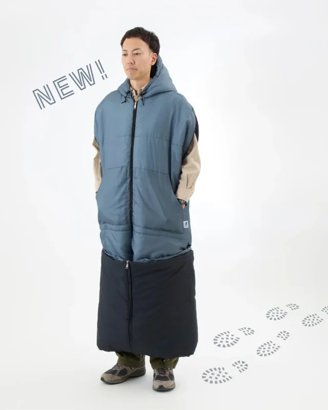 .

２０２６ N E W！

歩ける！あったか！寒い季節の必需品
【歩けるシュラフ GY】

寒い日の強い味方、歩けるシュラフが登場！

着たまま動けるから、
キャンプの朝晩冷え込む時間もぬくぬく快適✨

サイドのトグルで丈を2段階に調整できるので、
身長に合わせて着用できます💁

裏地は起毛素材であたたかく、
寝るときは裾を絞って冷気をブロック💥
そのまましっかり保温できます

アウトドアはもちろん、防災対策としても心強い一着
さらに、おうち時間の節電対策にもおすすめです！

夏でもキャンプ場の夜は冷え込みますよね
あったかく乗り切りましょう🔅🔅🔅

ーーーーーーーーーーーーーーーーーーーーー

2026年新商品 
NENE30008 歩けるシュラフ　GY ￥6,050（税込）

●キャンプの防寒に！着たまま歩けるシュラフ
●光熱費節約のためおうち使いや災害への備えにも

ーーーーーーーーーーーーーーーーーーーーー

#northeagle #ノースイーグル #キャンプ #キャンプ飯 #キャンプギア #アウトドア #アウトドア好き #アウトドア好きな人と繋がりたい #ノースイーグルテント #テント #焚火 #焚火台 #焚火が好き #焚き火 #コスパ #コスパアウトドアギア #ファミリーキャンプ #ソロキャン #ソロキャンプ #グランピング　#デイキャンプ #北海道 #北海道企業 #北海道が好き #アウトドア用品 #キャンプ道具 #キャンプ用品 #節電対策 #防災備蓄 #シュラフ