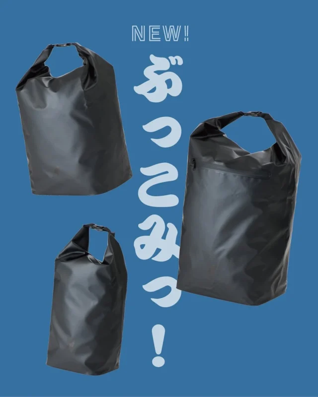 .

２０２６ N E W！

ぶっこみ3兄弟、登場！🙍‍♂️👨‍🔧🙆‍♂️
【ぶっこみバッグ】

2025年発売『ぶっこみオフロードキャリー』の
付属ターポリンバッグが、単体販売スタート！

「バッグだけほしい！」
「サイズ違いもほしい！」
そんな声にお応えしました🎊

防水仕様のターポリン素材で
大きな荷物も、どんどん“ぶっこめる”大容量

がばっと開く開口部で、
チェア🪑やタープ⛺️などの縦長ギアもすっぽり！

背面ベルトを留めればキャリーカートに装着可能
さらに、ベルトアレンジで簡易バックパックにも🎒✨

両手が空いて、移動もスムーズ

20L / 30L / 50L の3サイズ展開です🦅

ーーーーーーーーーーーーーーーーーーーーー

2026年新商品
NE80004 ぶっこみバッグ20 ￥2,200（税込）
NE80005 ぶっこみバッグ30 ￥2,750（税込）
NE80006 ぶっこみバッグ50 ￥3,850（税込）

●濡れても安心！防水仕様のスタッフバッグ
●キャリーカートに装着できる背面ベルト付き
●口を開ければ長い物も運べる

ーーーーーーーーーーーーーーーーーーーーー

#northeagle #ノースイーグル #キャンプ #キャンプ飯 #キャンプギア #アウトドア #アウトドア好き #アウトドア好きな人と繋がりたい #ノースイーグルテント #テント #焚火 #焚火台 #焚火が好き #焚き火 #コスパ #コスパアウトドアギア #ファミリーキャンプ #ソロキャン #ソロキャンプ #グランピング　#デイキャンプ #北海道 #北海道企業 #北海道が好き #アウトドア用品 #キャンプ道具 #キャンプ用品 #スタッフバッグ #ターポリン#ぶっこみ