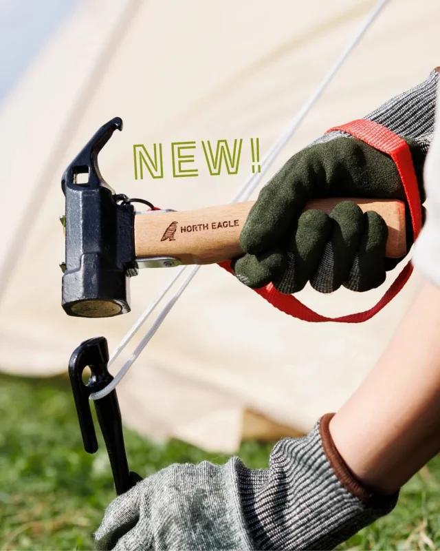 .

小さいけどしっかり頼れる！
【ペグハンマーミニ】

扱いやすいコンパクトサイズで、持ち運びもラクラク👍
真鍮ヘッドで衝撃をやわらげ、打ち込みもスムーズ

すっぽ抜け防止ベルト付きで安心です🦅✨

ヘッド後部でペグ抜きもできるので
設営も撤収も、これひとつでしっかりサポート！💪

ーーーーーーーーーーーーーーーーーーーーー

2026年新商品 
NE10027 ペグハンマーミニ ￥2,200（税込）

●小ぶりで扱いやすく、収納時もかさばらない
●打ち込む時の衝撃をやわらげる真鍮ヘッドを採用

ーーーーーーーーーーーーーーーーーーーーー

#northeagle #ノースイーグル #キャンプ #キャンプ飯 #キャンプギア #アウトドア #アウトドア好き #アウトドア好きな人と繋がりたい #ノースイーグルテント #テント #焚火 #焚火台 #焚火が好き #焚き火 #コスパ #コスパアウトドアギア #ファミリーキャンプ #ソロキャン #ソロキャンプ #グランピング　#デイキャンプ #北海道 #北海道企業 #北海道が好き #アウトドア用品 #キャンプ道具 #キャンプ用品 #ペグハンマー #ペグ #とんかち