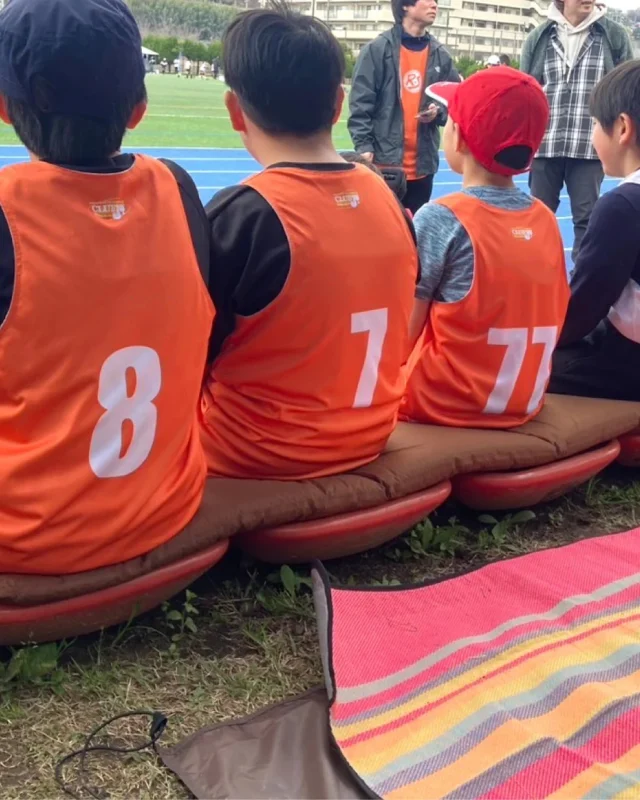 .

試合の待ち時間にも大活躍⚽🏃‍♂️

「らくらくインフレマット」はこんな使い方も👍

スポーツ観戦や試合の待ち時間に、
二つ折りにしてクッション代わりに！

折りたたんで使えばスリムになってフカフカ度もUP！

ベンチの硬さをやわらげて、
みんなで座る時間も快適にしてくれます🧎‍♂️✨

チームにひとついかがですか🦅

#northeagle #ノースイーグル #キャンプ #キャンプ飯 #キャンプギア #アウトドア #アウトドア好き #アウトドア好きな人と繋がりたい #ノースイーグルテント #テント #焚火 #焚火台 #焚火が好き #焚き火 #コスパ #コスパアウトドアギア #ファミリーキャンプ #ソロキャン #ソロキャンプ #グランピング　#デイキャンプ #北海道 #北海道企業 #北海道が好き #アウトドア用品 #キャンプ道具 #キャンプ用品 #サッカー #アルティメット #インフレーター