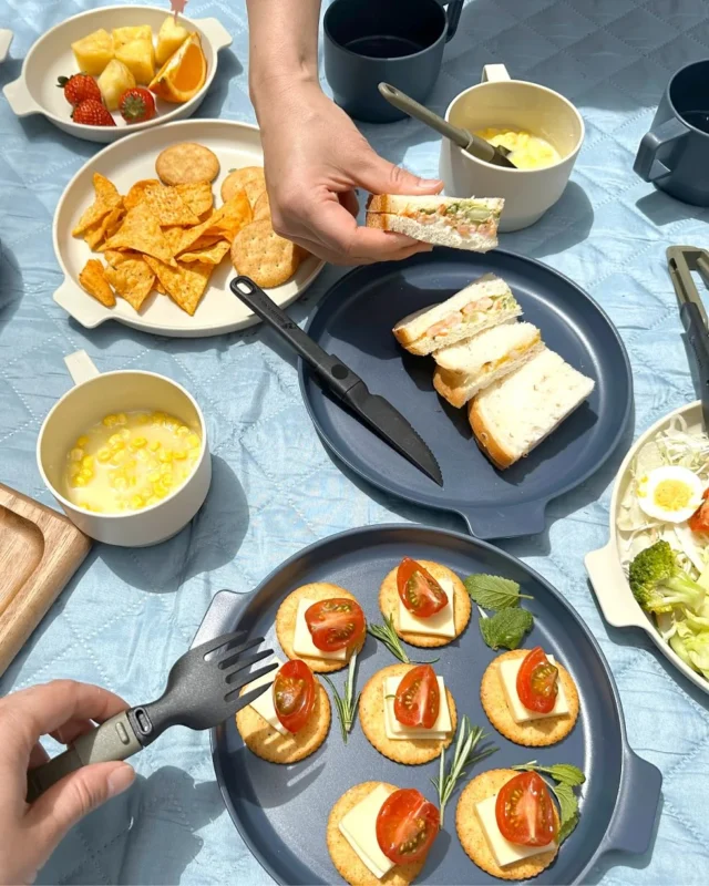 .

ピクニックやデイキャンプにぴったりな、
プレート＆カップシリーズが登場✨🍽️✨🍽️

軽くて持ち運びしやすく、
スタッキングできるので収納もかさばらない

コップ、プレート2種類それぞれ4枚セットで
みんなでシェアして使えます！👬👭

カラーは札幌の景観色70色より
【藍の里】×【白樺】
使いやすいシックな色合いです🔵⚪️🔵⚪️

ーーーーーーーーーーーーーーーーーーーーー

2026年新商品 
NE60026 アウトドアカップ BW 4ピース
￥660（税込）
NE60027 アウトドアSプレート BW 4ピース
￥660（税込）
NE60028 アウトドアMプレート BW 4ピース
￥880（税込）

●軽量で繰り返し使えるポリプロピレン製
●スタッキングできてかさばらない

ーーーーーーーーーーーーーーーーーーーーー

#northeagle #ノースイーグル #キャンプ #キャンプ飯 #キャンプギア #アウトドア #アウトドア好き #アウトドア好きな人と繋がりたい #ノースイーグルテント #テント #焚火 #焚火台 #焚火が好き #焚き火 #コスパ #コスパアウトドアギア #ファミリーキャンプ #ソロキャン #ソロキャンプ #グランピング　#デイキャンプ #北海道 #北海道企業 #北海道が好き #アウトドア用品 #キャンプ道具 #キャンプ用品 #食器 #ハイキング #ピクニック