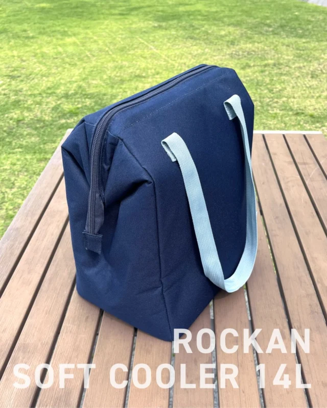 .

持ちやすく、出し入れしやすい！
『 ロッカンクールバッグ14L 』

すっきりした縦型形状で
肩掛けしやすいクーラーバッグ🧊✨

ワインボトル🍾など背の高い物も
すっぽり収納できます！

開口部はがま口のようにガバッと開くので、
中が見やすく、荷物の出し入れもラクラク👍

さらにNE50002ロッカンクールが
縦に2個ぴったり収まります！

ピクニックや買い出しにも便利！
持ち運びやすさと使いやすさにこだわった
クーラーバッグです🦅👜

ーーーーーーーーーーーーーーーーーーーーー

2026年新商品 
NE50003 ロッカンクールバッグ14L ￥1,870（税込）

●ロッカンクールが縦に２個ぴったり入るサイズ感

●ワインなども入れやすい縦型形状

ーーーーーーーーーーーーーーーーーーーーー

#northeagle
#ノースイーグル
#ビール
#クーラーバッグ
#保冷バッグ