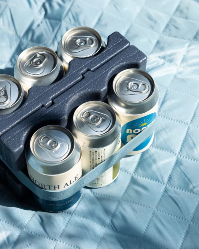 .

キンキンに冷えた1杯のために…！🍺☀️

『ロッカンクール』は、
なみなみ形状が缶にぴたっとフィットして
しっかり冷やしてくれる保冷剤🍺❄️

付属のシリコンバンドで固定できるので、
クーラーボックスの中でもバラつきにくい👍

キャンプやBBQ、ピクニックなどの外遊びで、
冷えたビールや炭酸飲料を楽しみたいときに活躍します！

ロッカンクールがぴったり収まる
『ロッカンクールバッグ』と組み合わせるのもおすすめ

どちらもカラーは札幌の景観色70色「藍の里」
夏にぴったりの、キリッと涼しげな濃紺カラーです🦅💙

#northeagle
#ノースイーグル
#ビール
#クーラーバッグ
#保冷バッグ