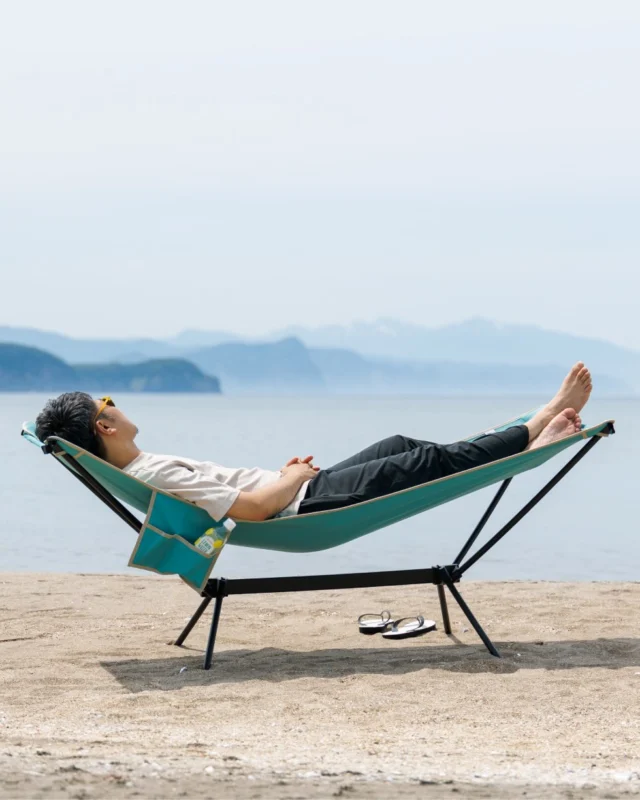 .

小樽の海を眺めながら、のんびりひとやすみ😴

ハンモックのような心地よさがありながら
コットの安定感がある、ハンモコット🛏️🌴

これがあれば、海でも山でも
好きな場所がくつろぎ空間に早替わり！

夏休みは海辺で寝転んで、波の音を聞きながら
のんびり過ごしてみませんか？🌊✨
(日よけも忘れずに✊)

ーーーーーーーーーーーーーーーーーーーーー

商品情報
NE20024 ハンモコット ￥14,850（税込）

●組み立て簡単！軽量でコンパクト収納
●ピロー付きでゆったり横になれる
●スマホや小物が収納できるサイドポケット付き

ーーーーーーーーーーーーーーーーーーーーー

#northeagle
#ノースイーグル
#海レジャー
#ハンモック