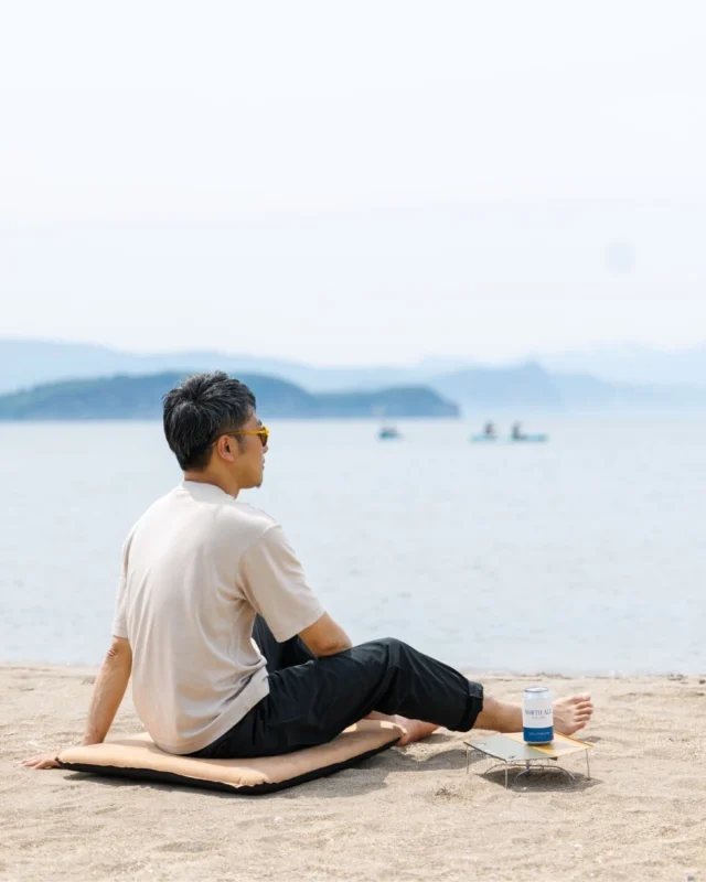 .

小樽の海を眺めながら、のんびり座ってひと休み⛵️
～ その2 ～

【でかソトザブトン】があれば、
地面でも快適な座り心地🧎‍♂️✨

キャンプやピクニックはもちろん、
ちょっと景色を楽しみたい日にもおすすめです🏖️☀️

両面撥水加工なので、砂が付きにくく、お手入れも簡単！

大きめバルブで空気入れもスムーズ
準備も撤収もらくちんです👌

ーーーーーーーーーーーーーーーーーーーーー

商品情報
NE30014 でかソトザブトン ¥2,750（税込）

●野外でもゆったり座れる大型ふかふかザブトン
●撥水効果で水や汚れもサッとふき取れる

ーーーーーーーーーーーーーーーーーーーーー

#northeagle
#ノースイーグル
#海レジャー
#ざぶとん
#アウトドアマット