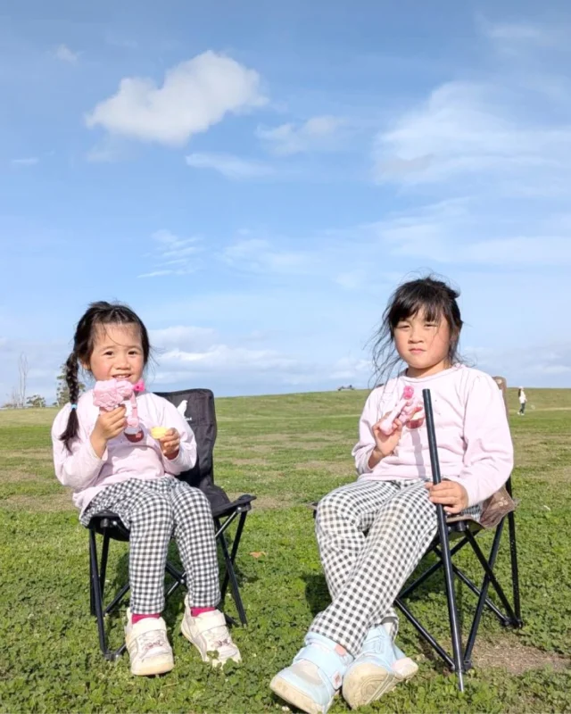 .

コンパクトチェアで、仲良くひとやすみ👭

外で遊んだあとは、
お気に入りのチェアでのんびり〜

軽くて持ち運びしやすいコンパクトチェアシリーズは、
キャンプだけでなく、公園ピクニックでも大活躍！🌲✨

大人も子供も座れるので、おそろいでどうぞ💁

ーーーーーーーーーーーーーーーーーーーーー

商品情報

NE20001 コンパクトチェアS BK ￥1,485（税込）
NE20003 N×NコンパクトチェアS CAMO ￥1,650（税込）

●コンパクトに持ち運べる収束型チェア
●大人から子どもまで座れる

ーーーーーーーーーーーーーーーーーーーーー

#northeagle 
#ノースイーグル 
#アウトドア 
#アウトドアチェア 
#ピクニック