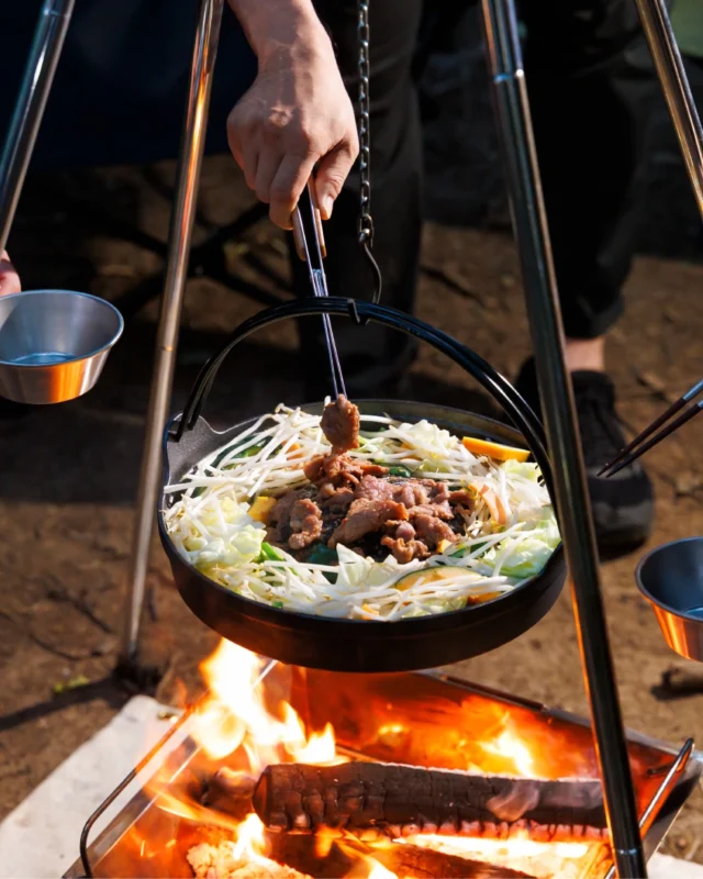 .

焚き火に『炎のジン鍋』を吊るして、
みんなで囲んでジンギスカン！🔥🐏

ジュージュー焼けるお肉に
たっぷり野菜も一緒に🥩✨🥕✨🫑

深型だから野菜もりもりでもこぼれにくい〜！

外で食べるジンギスカンはやっぱり格別！👍

北海道の味をキャンプでも楽しもう🏕️🦅

ーーーーーーーーーーーーーーーーーーーーー

商品紹介
NE60021 炎のジン鍋 ￥4,620（税込）

●深型で食材がこぼれにくく、調理の幅が広がる
●ハンドル付きで持ち上げやすく、吊るして焚き火でも使える
●熱伝導と蓄熱性の高い鋳鉄製

ーーーーーーーーーーーーーーーーーーーーー

#northeagle
#ノースイーグル
#焚き火
#ジン鍋
#ジンギスカン 

深型で野菜もりもりOK👍

つる部分は熱くなりにくいので
安心して場所を移せます🐏💨
(念のため軍手などしてくださいね)

外で食べるジンギスカンは格別〜！！🦅✨