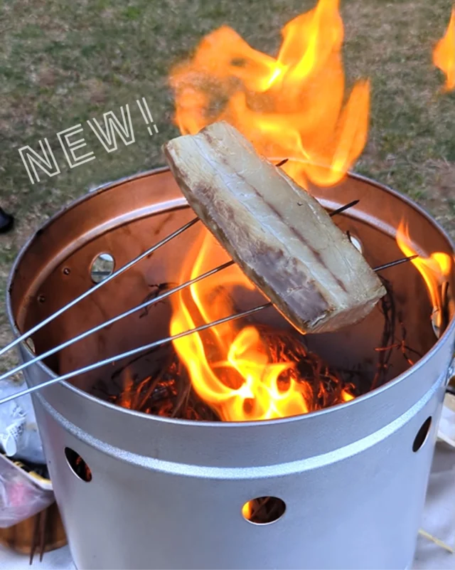 .

暖も取れて、調理もできる！

2026秋の新商品が発売しました！🍁

薪や炭をガンガン燃やせる頼れる火の道具

簡単に炭を燃やせる缶、
その名も『かん（缶）たん（炭）ストーブ』🥫🪵

焚き火を楽しむストーブとしてはもちろん、
上に焼き網をのせてBBQをしたり、
鉄板やグリドルを使って料理を楽しんだり🥘✨

アイデア次第で、使い方いろいろ！

スタッフはわら焼きを作ってみました🐟🔥

アウトドアでの調理はもちろん、
いざという時の備えにもおすすめです

#NORTHEAGLE 
#ノースイーグル
 #チャコールストーブ
#焚き火
#bbq